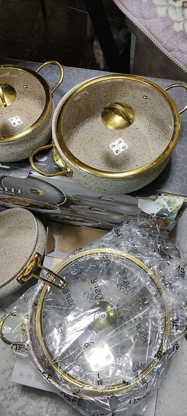 Продаю набор кастрюли с антпригарным покрытием один большой новый и at lalafo.kg Продаю набор кастрюли с антпригарным покрытием один большой новый и