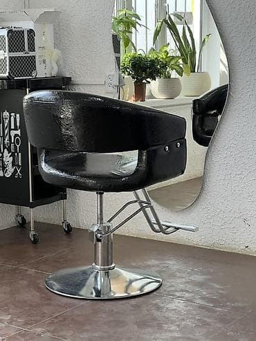 Парикмахерское кресло с гидравлическим подъемником - Обивка: черная at lalafo.kg Парикмахерское кресло с гидравлическим подъемником - Обивка: черная