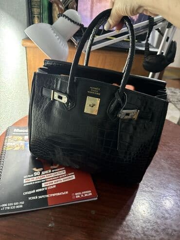 Сумка в отличном состоянии Сумка-тоут черного цвета в стиле at lalafo.kg Сумка в отличном состоянии Сумка-тоут черного цвета в стиле