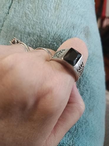 Мужское (унисекс)перстень-кольцо из серебристого металла с крупным at lalafo.kg Мужское (унисекс)перстень-кольцо из серебристого металла с крупным