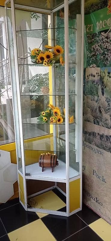 Продаю витрину стеклянную угловую. Красивая. Занимает мало места at lalafo.kg Продаю витрину стеклянную угловую. Красивая. Занимает мало места