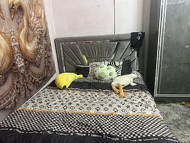 Двуспальная кровать с мягким изголовьем и комплектом текстиля - at lalafo.kg Двуспальная кровать с мягким изголовьем и комплектом текстиля -