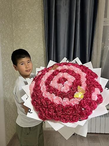 Подарочные композиции из конфет и роз из атласных лент. - Коробки и at lalafo.kg Подарочные композиции из конфет и роз из атласных лент. - Коробки и