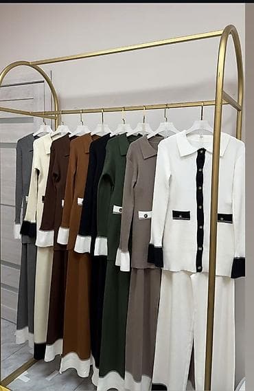 Женские костюмы-двойки в стиле casual-chic Состав комплекта: - at lalafo.kg Женские костюмы-двойки в стиле casual-chic Состав комплекта: -