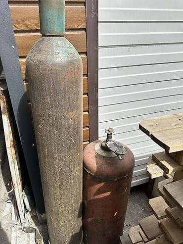 Кислородный и Газовые баллоны — комплект из 2 штук. - Большой at lalafo.kg Кислородный и Газовые баллоны — комплект из 2 штук. - Большой