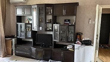 Город Токмок. Секция-гостиная (стенка) классического стиля из тёмного at lalafo.kg Город Токмок. Секция-гостиная (стенка) классического стиля из тёмного