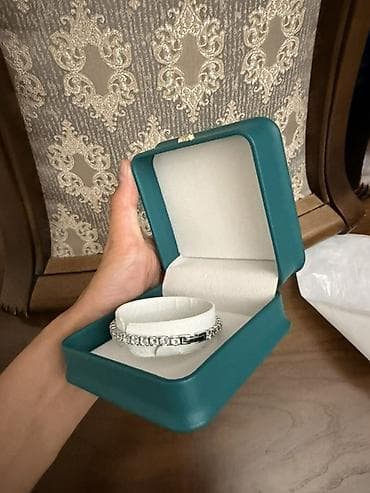 Браслет-«теннис» с прозрачными камнями в подарочной коробке. - Тип at lalafo.kg Браслет-«теннис» с прозрачными камнями в подарочной коробке. - Тип