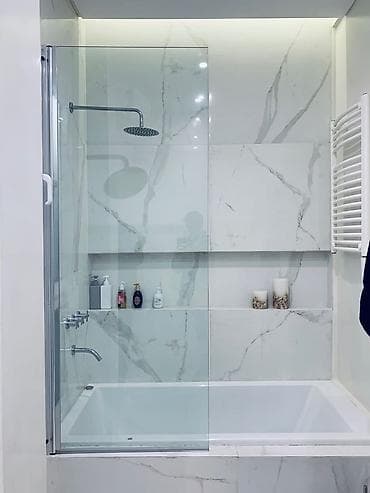 Стеклянная перегородка для ванны, стекло 8 мм толщиной можно at lalafo.kg Стеклянная перегородка для ванны, стекло 8 мм толщиной можно