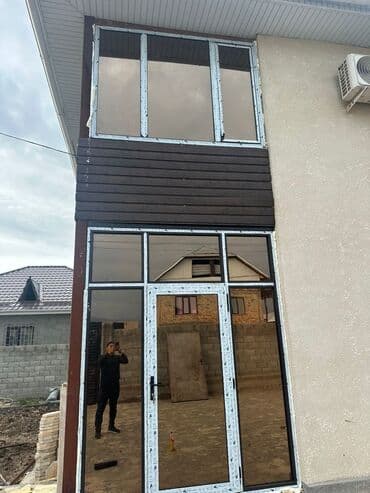 Алюминиевые витражные конструкции с дверью и панорамным остеклением - at lalafo.kg Алюминиевые витражные конструкции с дверью и панорамным остеклением -