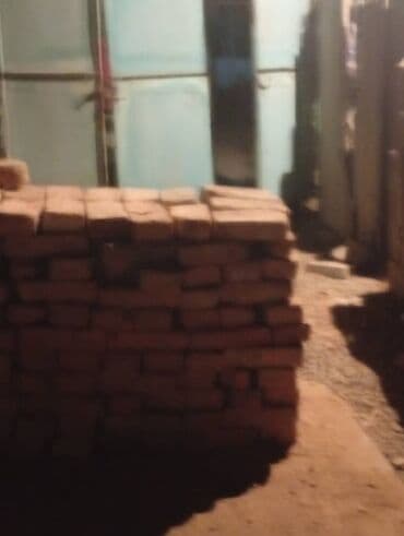 Кирпич глиняный, полнотелый, стандартного формата. На фото — штабель at lalafo.kg Кирпич глиняный, полнотелый, стандартного формата. На фото — штабель