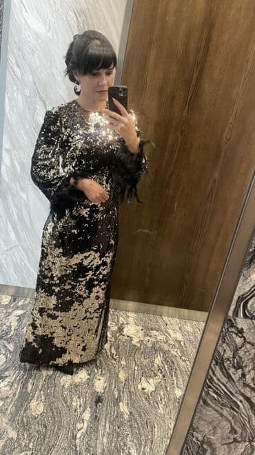 Вечернее платье в пайетках - Длина: макси - Силуэт: прямой, со шлицей at lalafo.kg Вечернее платье в пайетках - Длина: макси - Силуэт: прямой, со шлицей