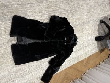 Натуральная Шуба из мутона - Цвет: насыщенный чёрный, однотонный - at lalafo.kg Натуральная Шуба из мутона - Цвет: насыщенный чёрный, однотонный -