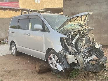 Toyota Noah, серебристый минивэн (правый руль). Автомобиль после at lalafo.kg Toyota Noah, серебристый минивэн (правый руль). Автомобиль после