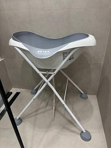 Детская ванночка Beaba анатомической формы, выполненная в белом и at lalafo.kg Детская ванночка Beaba анатомической формы, выполненная в белом и