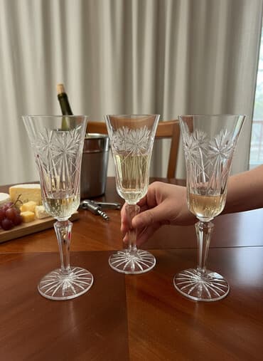 Набор резных хрустальных бокалов на ножке - Количество: 3 бокала - at lalafo.kg Набор резных хрустальных бокалов на ножке - Количество: 3 бокала -