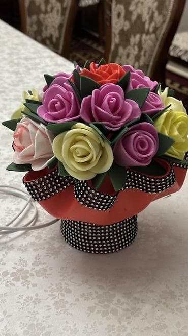 Декоративная композиция «Букет роз» в вазоне. - Яркий настольный at lalafo.kg Декоративная композиция «Букет роз» в вазоне. - Яркий настольный