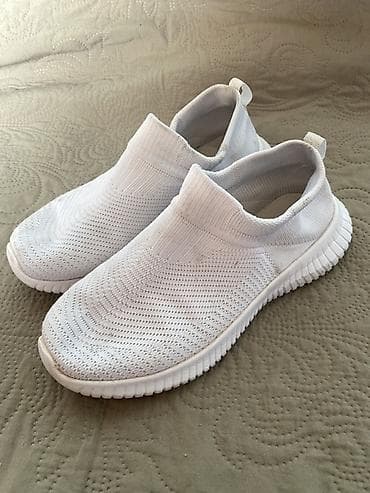 Легкие белые кроссовки-слипон из трикотажного дышащего материала. - at lalafo.kg Легкие белые кроссовки-слипон из трикотажного дышащего материала. -