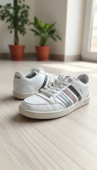 Кроссовки, 39, Adidas, Б/у, цвет - Белый, Самовывоз at lalafo.kg Кроссовки, 39, Adidas, Б/у, цвет - Белый, Самовывоз