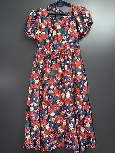 Платье миди с пышными рукавами и цветочным принтом
В наличии 2 шт at lalafo.kg Платье миди с пышными рукавами и цветочным принтом
В наличии 2 шт