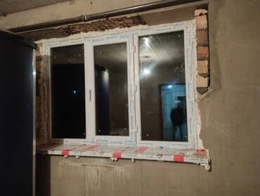 Белое трехстворчатое пластиковое окно с двойным остеклением. Подходит at lalafo.kg Белое трехстворчатое пластиковое окно с двойным остеклением. Подходит