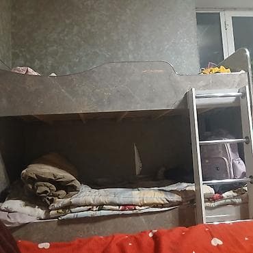 Двухъярусная кровать с бортиком и лестницей - Конструкция на два at lalafo.kg Двухъярусная кровать с бортиком и лестницей - Конструкция на два