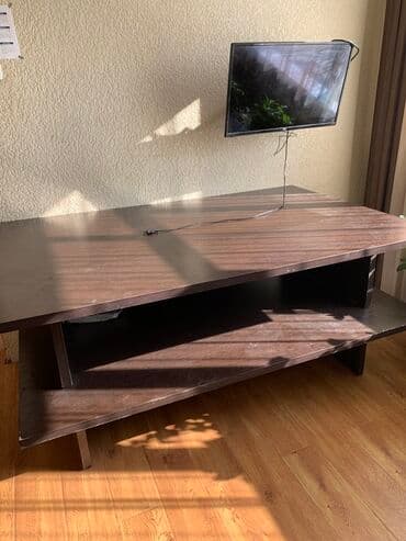 2 стола одинаковых темно‑коричневого цвета. Особенности: - Просторная at lalafo.kg 2 стола одинаковых темно‑коричневого цвета. Особенности: - Просторная