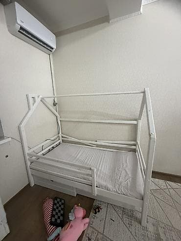 Детская кровать-домик из дерева в белом цвете. Модель выполнена в at lalafo.kg Детская кровать-домик из дерева в белом цвете. Модель выполнена в