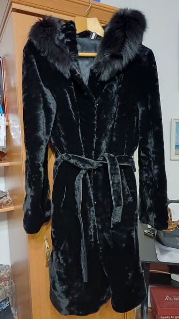 Шуба, натуральный мутон, с капюшоном и натуральным мехом на нем at lalafo.kg Шуба, натуральный мутон, с капюшоном и натуральным мехом на нем