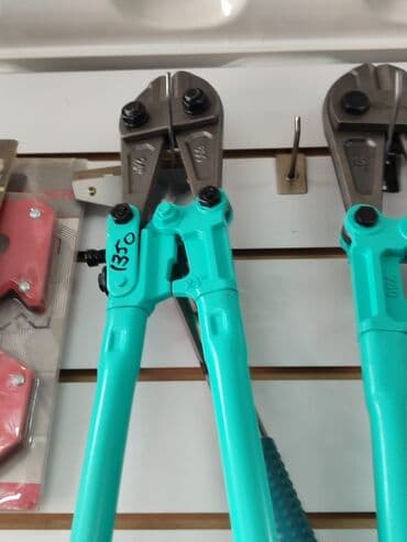 Болторезы с ручками бирюзового цвета. Предназначены для перекусывания at lalafo.kg Болторезы с ручками бирюзового цвета. Предназначены для перекусывания