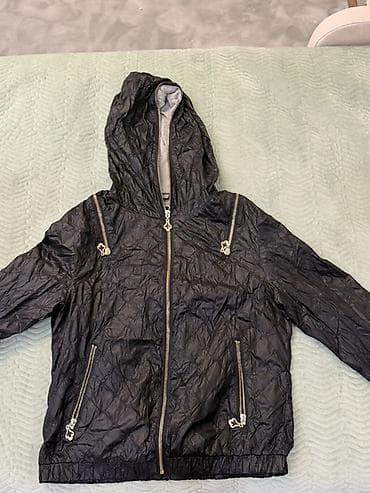 Легкая куртка-ветровка с капюшоном, черного цвета. Особенности: - at lalafo.kg Легкая куртка-ветровка с капюшоном, черного цвета. Особенности: -