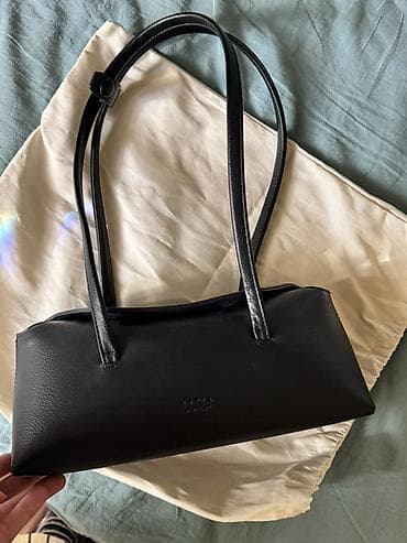 Сумка-тоут (шейпер baguette) из черной фактурной кожи/эко-кожи at lalafo.kg Сумка-тоут (шейпер baguette) из черной фактурной кожи/эко-кожи