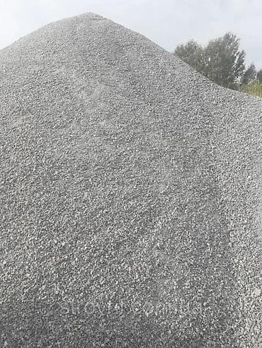 Куча щебня серого цвета, предназначенная для различных строительных at lalafo.kg Куча щебня серого цвета, предназначенная для различных строительных