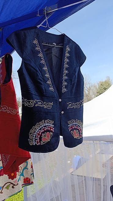 Этнический женский жилет без рукавов из плотной бархатистой ткани at lalafo.kg Этнический женский жилет без рукавов из плотной бархатистой ткани