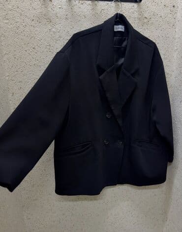 Элегантный пиджак оверсайз черного цвета. Модель с широкими лацканами at lalafo.kg Элегантный пиджак оверсайз черного цвета. Модель с широкими лацканами