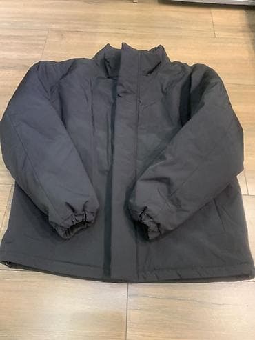 Утеплённая куртка черного цвета - Классический прямой крой at lalafo.kg Утеплённая куртка черного цвета - Классический прямой крой