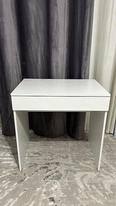 Белый компактный стол с выдвижной столешницей-органайзером at lalafo.kg Белый компактный стол с выдвижной столешницей-органайзером