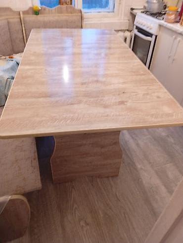 Кухонный стол из ЛДСП в светлом древесном тоне (под дуб/ясень) с at lalafo.kg Кухонный стол из ЛДСП в светлом древесном тоне (под дуб/ясень) с