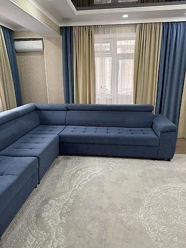Угловой модульный диван П‑образной компоновки, обитый велюром синего at lalafo.kg Угловой модульный диван П‑образной компоновки, обитый велюром синего