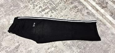 Черные брюки с контрастными лампасами - Цвет: черный, по бокам — по at lalafo.kg Черные брюки с контрастными лампасами - Цвет: черный, по бокам — по