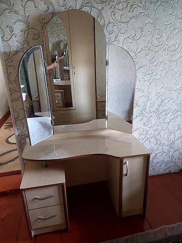 Спальный гарнитур в светлом древесном оттенке (ЛДСП с темными at lalafo.kg Спальный гарнитур в светлом древесном оттенке (ЛДСП с темными