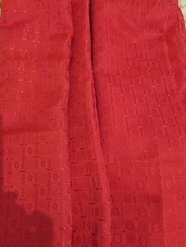 Однотонная красная ткань с жаккардовым узором в виде квадратов и at lalafo.kg Однотонная красная ткань с жаккардовым узором в виде квадратов и