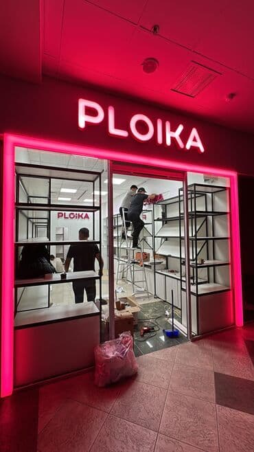 Торговое оборудование для магазина одежды — коллекция напольных и at lalafo.kg Торговое оборудование для магазина одежды — коллекция напольных и