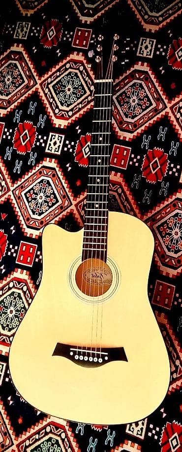 Акустическая гитара с вырезом (cutaway) формата дредноут at lalafo.kg Акустическая гитара с вырезом (cutaway) формата дредноут