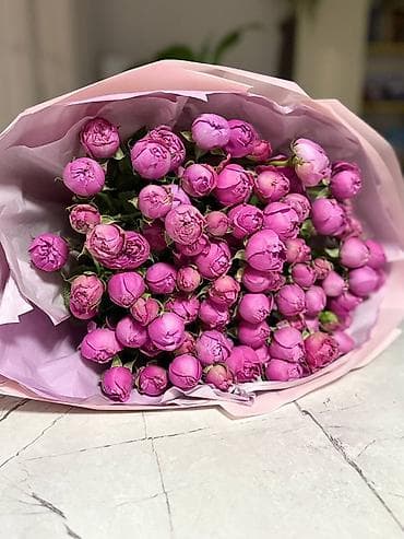 Пышный букет из пионовидных роз (спрей-роз) насыщенного at lalafo.kg Пышный букет из пионовидных роз (спрей-роз) насыщенного