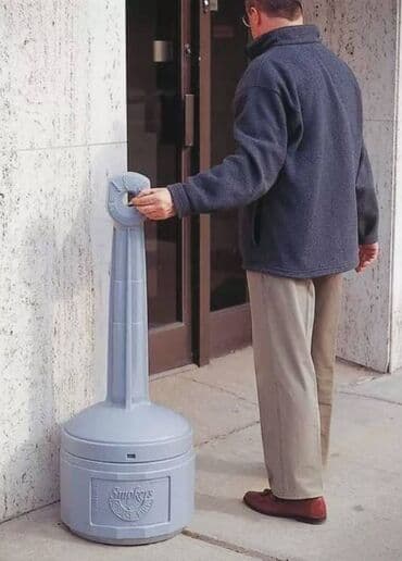 Урна для окурков производства США.Есть 2шт,обе новые at lalafo.kg Урна для окурков производства США.Есть 2шт,обе новые