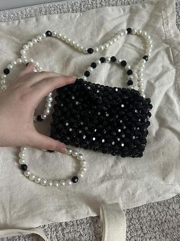 Миниатюрная сумка-клатч с бисерной вышивкой и жемчужным ремешком. - at lalafo.kg Миниатюрная сумка-клатч с бисерной вышивкой и жемчужным ремешком. -