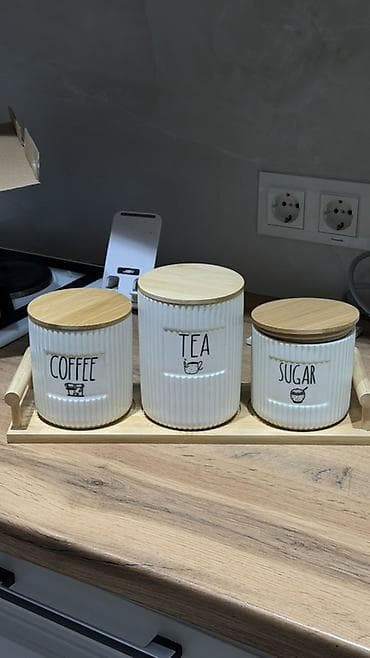 Набор банок для кухни с бамбуковыми крышками и подносом. Состав: - 3 at lalafo.kg Набор банок для кухни с бамбуковыми крышками и подносом. Состав: - 3