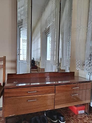 Туалетный столик, С зеркалом, цвет - Коричневый, Дерево at lalafo.kg Туалетный столик, С зеркалом, цвет - Коричневый, Дерево