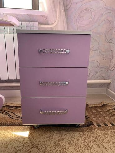 Продается детская парта с двумя тумбами для книг и других вещей. В at lalafo.kg Продается детская парта с двумя тумбами для книг и других вещей. В