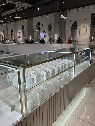 Ювелирная витрина/остров для торгового центра Цена договарная - at lalafo.kg Ювелирная витрина/остров для торгового центра Цена договарная -